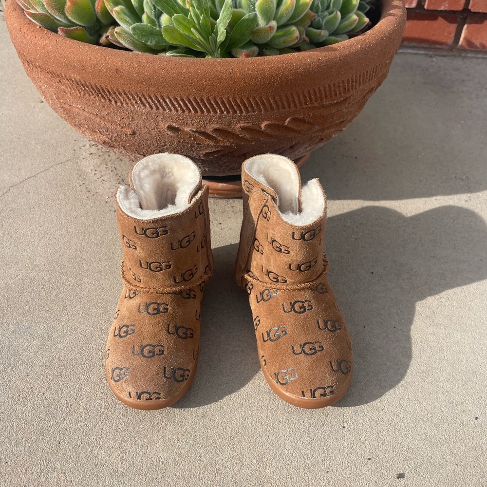 Ugg Keelan Embossed logo chestnut toddler Bootie Kids Winter Suede Size 7 - Picture 2 of 7